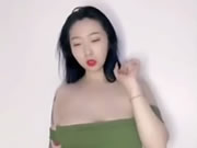 アジアの巨乳の女の子のダンス